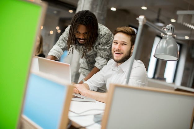 Teamwerk en samenwerking in moderne werkplek
